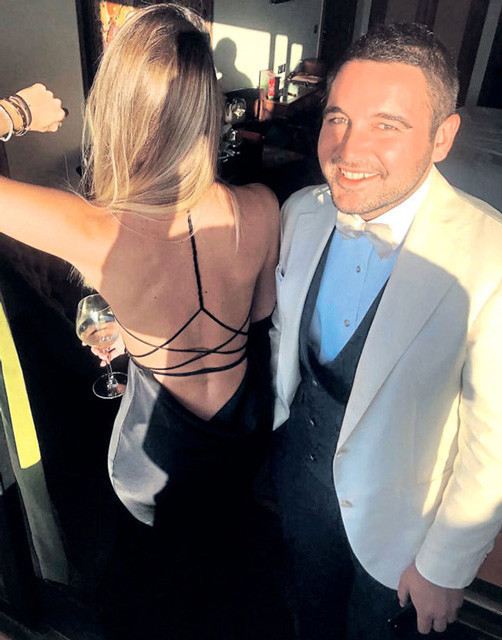 Kızlar Hacı Sabancı için birbirine girdi bardaklar havada uçuştu - Resim: 1