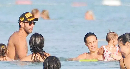 Gupse Özay ile Barış Arduç minik kızlarıyla deniz keyfi yaparken görüntülendi - Resim: 1