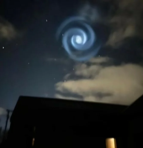 Gökyüzünde ışık saçan gizemli sarmal nesne! Ne olduğu ortaya çıktı... - Resim: 0