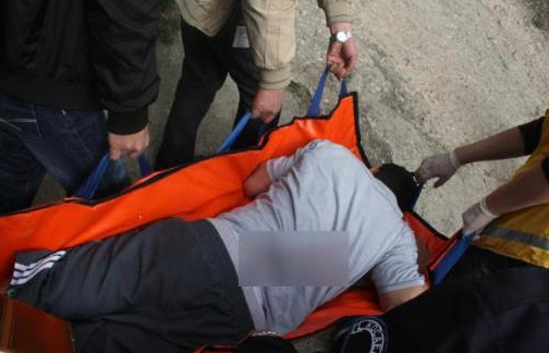 Sırtında bıçakla ambulans bekledi - Resim: 1