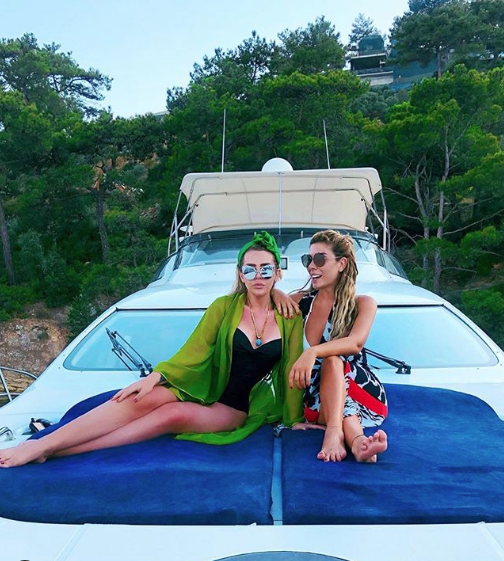 Selin Ciğerci mayolu pozuyla meydan okudu! Futbolcu sevgilisinden yorum gecikmedi! - Resim: 2