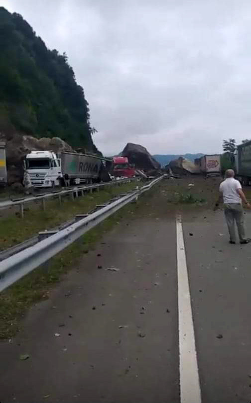 Artvin'de heyelan! Yoldan geçen tırlara kayalar düştü ölü ve yaralılar var - Resim: 1