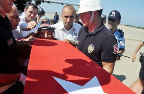 Şehit cenazesinde linç girişimi! - Resim: 1