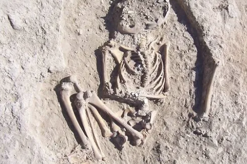 Malatya'da Geç Kalkolitik döneme ait bir konutta 5700 yıllık çocuk iskeleti bulundu - Resim: 4