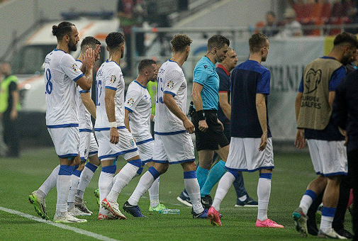 Romanya-Kosova maçında açılan pankart maçı durdurdu! Futbolcular sahayı terk etti - Resim: 0