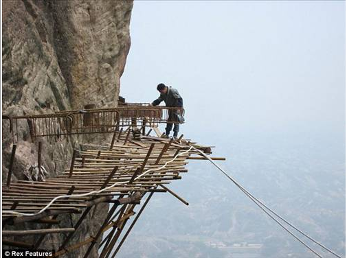 Uçuruma yol yapanlar - Resim: 1