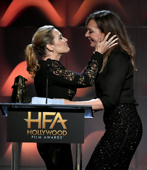 İki ünlü kadın oyuncundan büyük skandal milyonların önünde... - Resim: 3