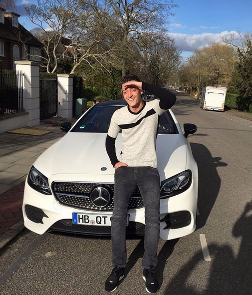 Mesut Özil'in ailesi çok yoksulmuş! Annesi temizlikçi babası... - Resim: 2