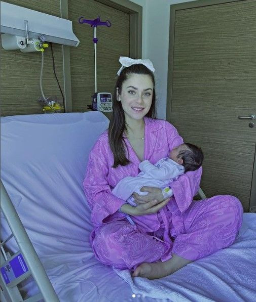 Fulya Zenginer oğlunun fotoğrafını ilk kez paylaştı. Milan bebeğe bakın kime benziyor! - Resim: 2