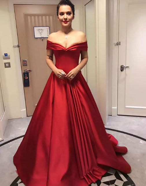 Demet Akalın'ın elbisesi olay oldu sosyal medya yıkıldı - Resim: 2