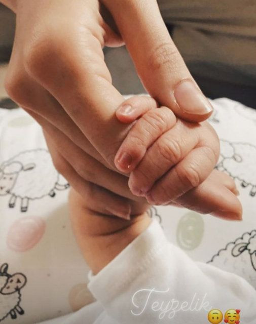 Hande Erçel ablası Gamze Erçel'in kızı Aylin Mavi ile ilk pozunu paylaştı! - Resim: 4