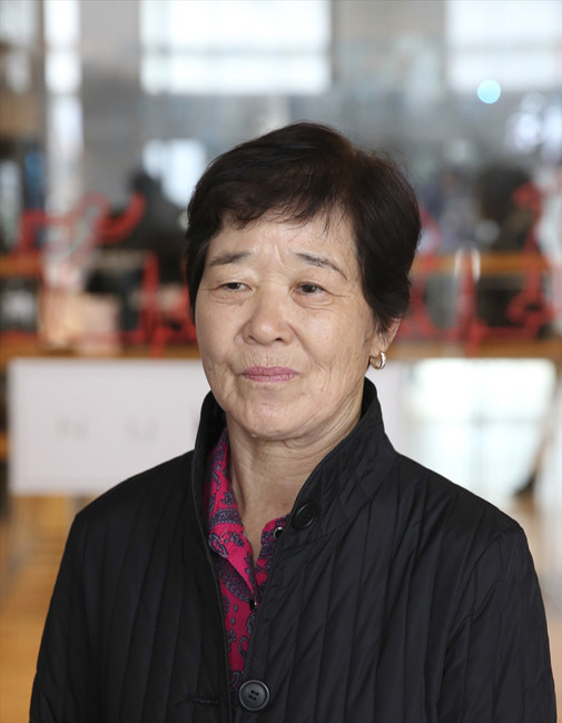 Koreli Ayla manevi babasına kapanıp ağladı hem de ağlattı - Resim: 1