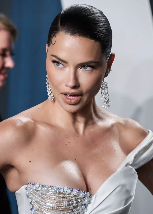 Adriana Lima Oscar sonrası partideki kıyafetiyle yerden yere vuruldu 'Moda felaketi' - Resim: 1