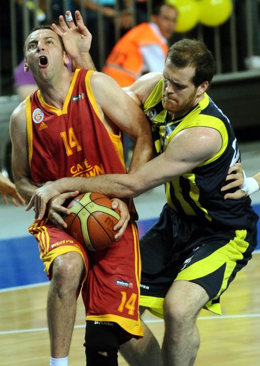 Galatasaray Fener'e boyun eğmedi - Resim: 2