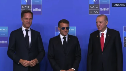 NATO Zirvesi'nde herkes bunu konuştu: Macron o gözlüğü neden hiç çıkarmıyor? Sebebi buymuş... - Resim: 0