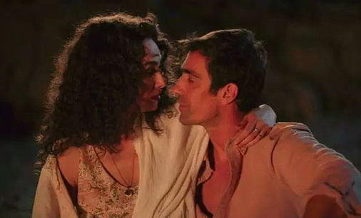 İbrahim Çelikkol, Birce Akalay'ın omzundan öptü! Şaşırtan hareket sosyal medyayı salladı - Resim: 7