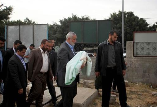 Başbakan torununu elleriyle toprağa verdi - Resim: 2