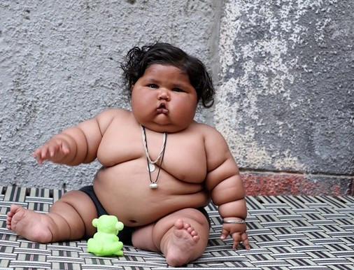 Bu bebek 8 aylık! 4 yaşındaki çocukla aynı kiloda - Resim: 2