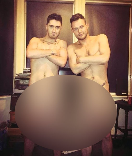 Cinsel organlarına çorap takıp çırılçıplak fotoğraf paylaştılar dünya şoke oldu ama - Resim: 1