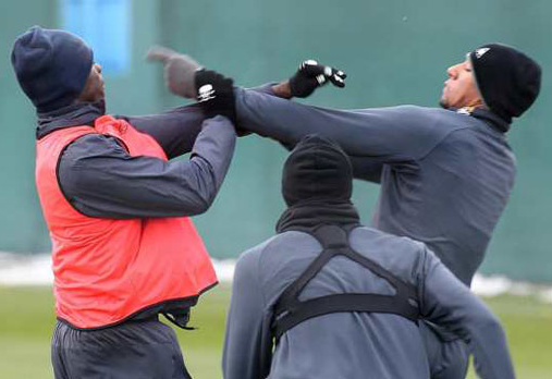 İki futbolcu birbirine girdi - Resim: 1