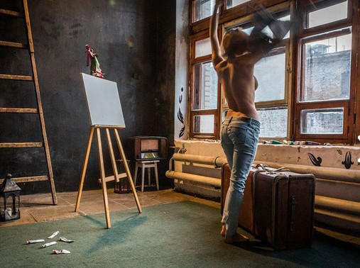 Göğüsleri ile resim yapıyor! İnanılır gibi değil - Resim: 3