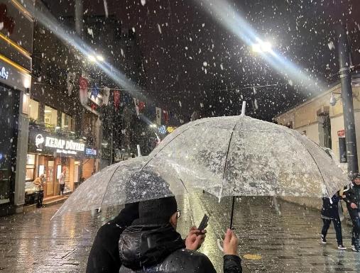 'Çerezlik' dedi, asıl karın tarihini verdi İstanbul'da tüm ilçeleri vuracak! Meteoroloji: 42 şehirde kar bekleniyor! - Resim: 1