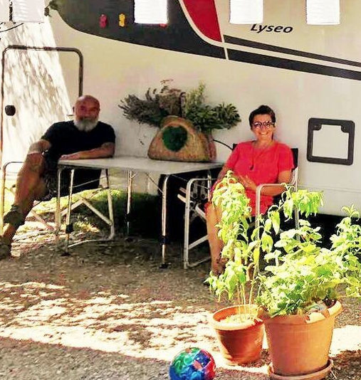 Neslihan Atagül ve Kadir Doğulu bahçeye girdi! Bahçenin sahibi bakın kim çıktı - Resim: 2