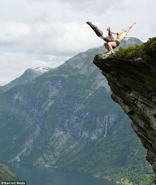 Uçurumun kenarında ne yapıyor? - Resim: 1