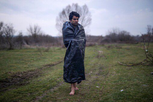 Yunan polisi Suriyelileri dövdükten sonra paralarını alıp yarı çıplak sınırdan attı - Resim: 3