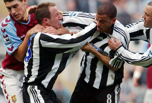 İki futbolcu birbirine girdi - Resim: 4