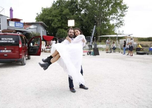 Hamdi Alkan'ın kızı Zeynep Alkan gelin oldu babasıyla aynı sette çalışıyor - Resim: 4