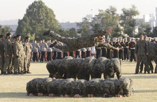Bu askerler tehlike nedir bilmiyor! - Resim: 4