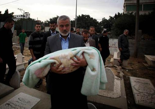 Başbakan torununu elleriyle toprağa verdi - Resim: 1