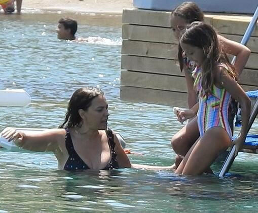 Yeşim Salkım gazetecileri görünce panikledi! Havluya kapattı - Resim: 3