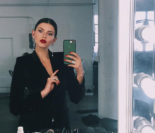 Victoria's Secret meleğinin makyajsız üstsüz pozu olay oldu - Resim: 4