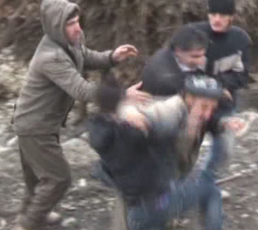 Yaşlı adam Kaymakam'a böyle siper oldu - Resim: 4