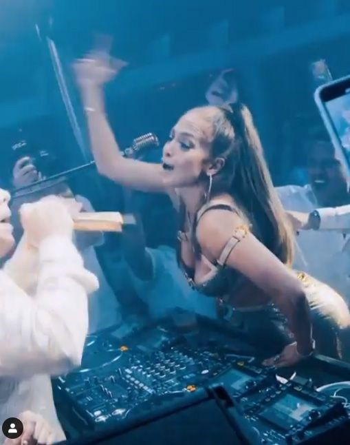 Jennifer Lopez'in düğün gibi 50. yaş kutlaması! Altın renkli elbisesinin fiyatı olay - Resim: 2