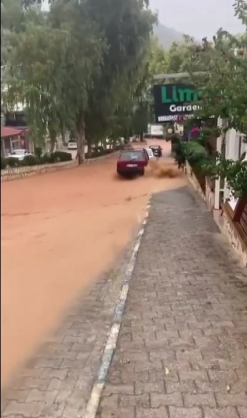 Meteoroloji uyarmıştı! Kaş'ı sel vurdu hayat felç oldu: Ağaçlar yıkıldı, araçlar mahsur kaldı, denizin rengi değişti! - Resim: 3