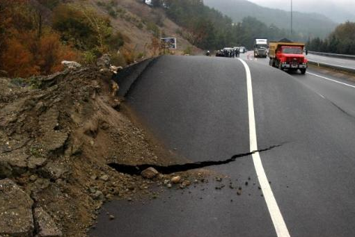 Toprak kayması bakın neler yaptı! - Resim: 2