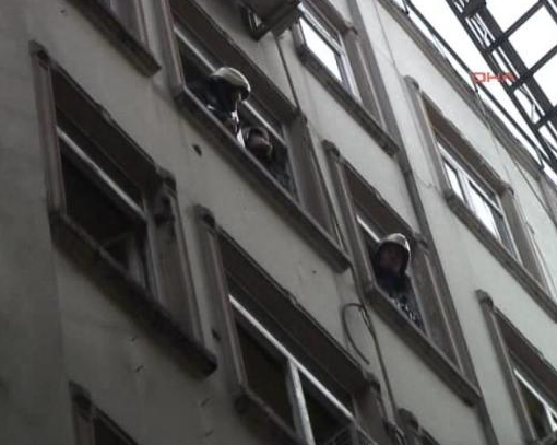 Penguen'de korkutan yangın! - Resim: 2