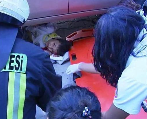 Bisikletiyle otomobilin altında kaldı - Resim: 4