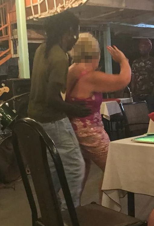 Yaşlı kadınlar genç erkek için geliyor! Gambiya-İngiltere arasında kriz: Adımızı kirletiyorsunuz - Resim: 0