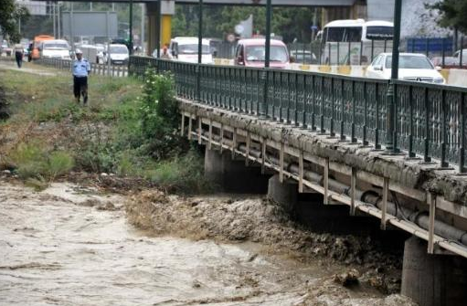 Sel suları iş makinesini böyle sürükledi - Resim: 1