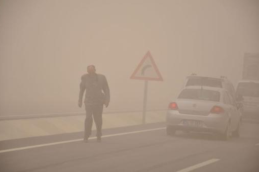 Kum fırtınası karayolunu kana buladı - Resim: 1