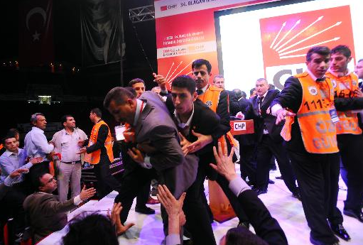 CHP Kongresi'nde yine yumruklar konuştu - Resim: 2