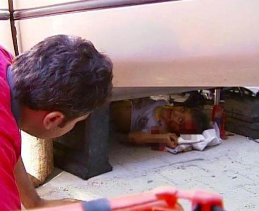 Bisikletiyle otomobilin altında kaldı - Resim: 1