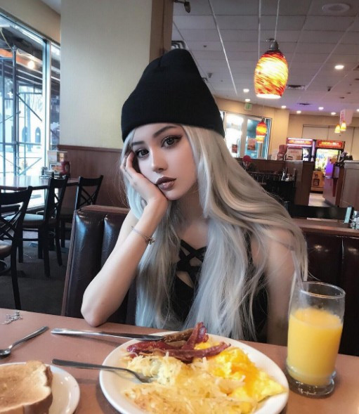 Sırf Barbie'ye benzemek için her gün bunu yapıyor! - Resim: 3