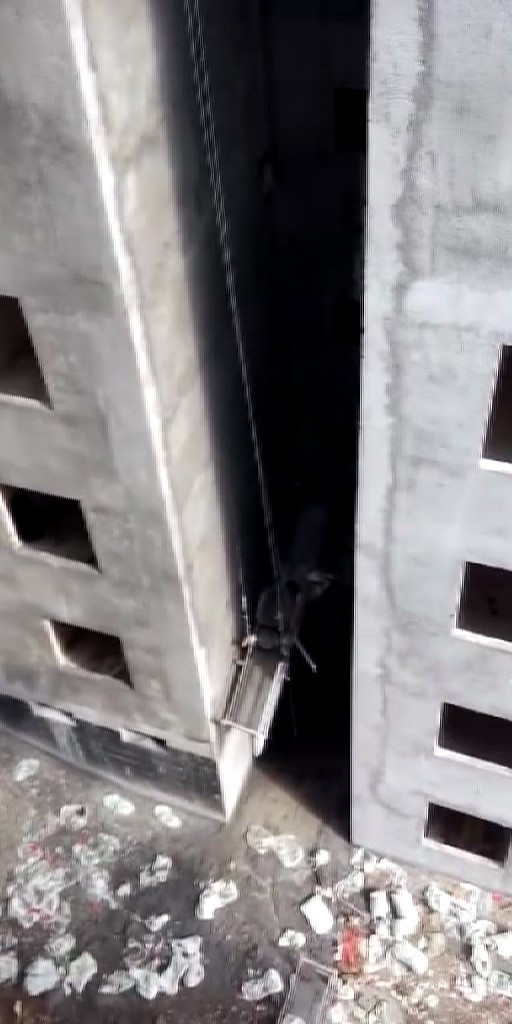Korku dolu anlar! İskele yere düştü, işçi havada kaldı - Resim: 4