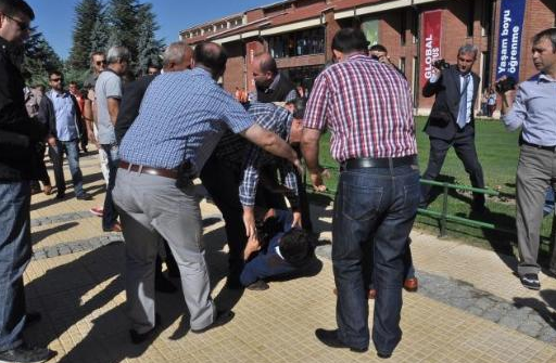Polis protestocuyu omuzlarında taşıdı! - Resim: 1