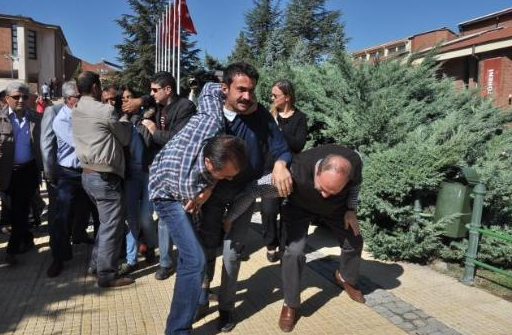 Polis protestocuyu omuzlarında taşıdı! - Resim: 2